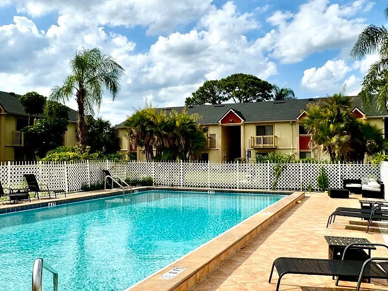 2100 Forest Knoll Dr NE #202 — Photo 3