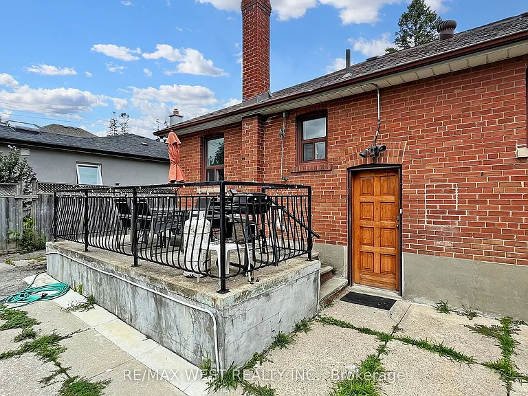 139 Ranee Ave #MAIN FLOOR — Photo 29