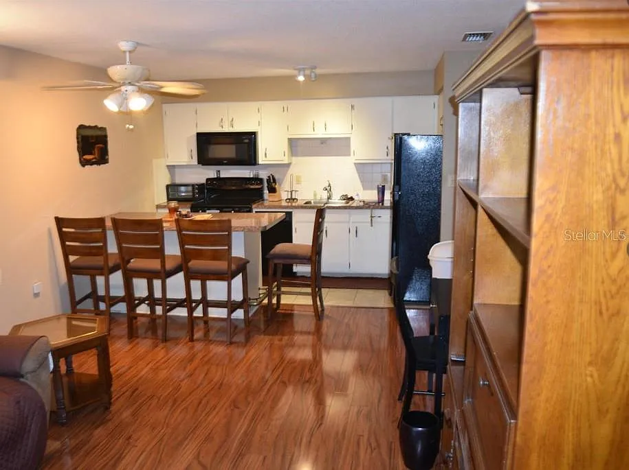 2 bed, 1.0 bath, 825 sqft, $1,300 — Photo 3