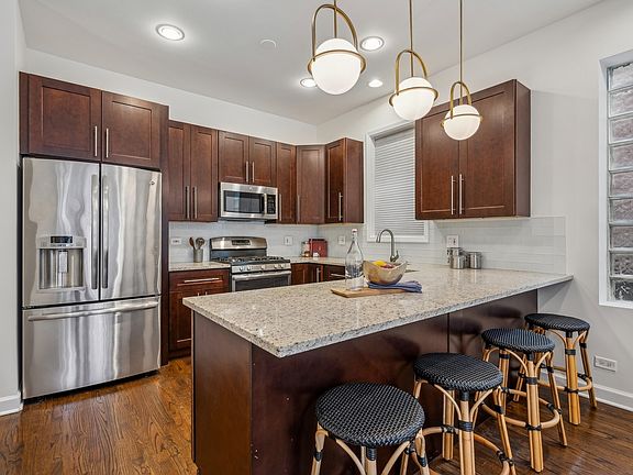 3rd image of 1058 N Hermitage Ave #1