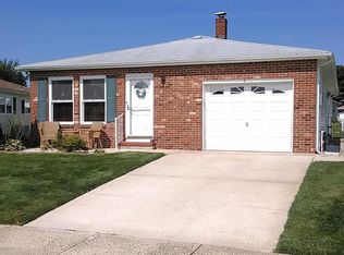 9 Newcastle Ct, Toms River, NJ 08757