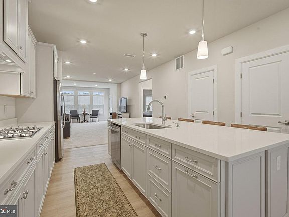 5th image of 303 Southgate Rd