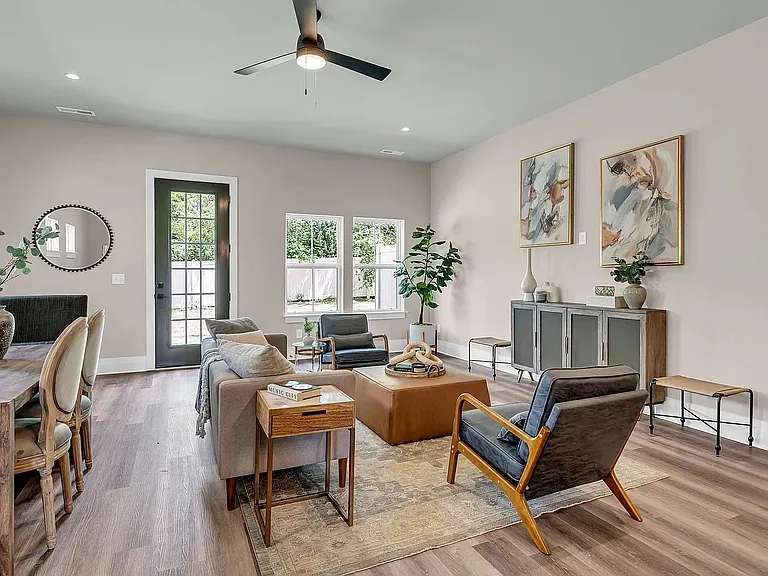 1228 Valerie Ln — Photo 4