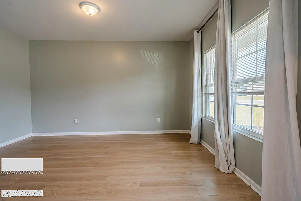 4 bed, 2.5 bath, 2812 sqft, $2,350 — Photo 2
