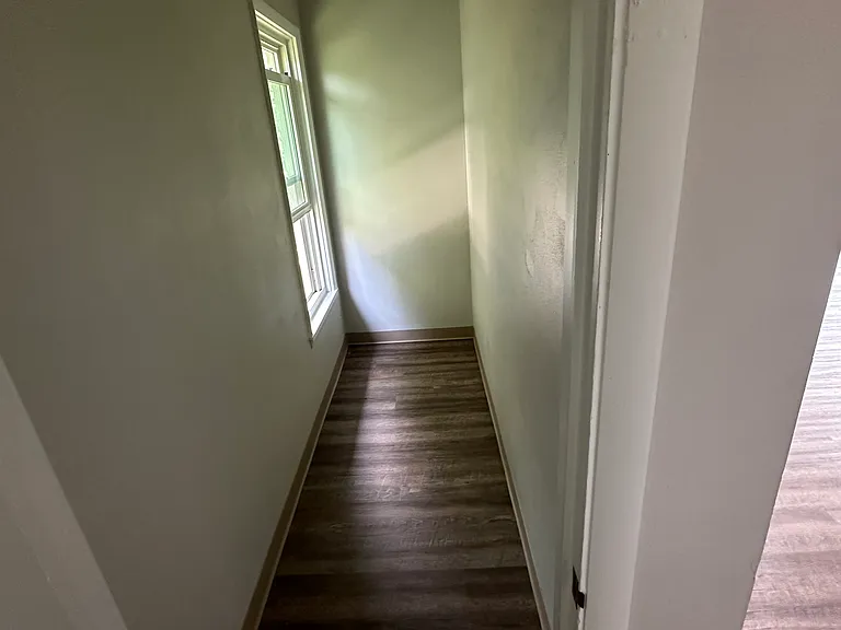Great Oconomowoc 2 bedroom Upper Unit Next to Downtown Oconomowoc — Photo 3