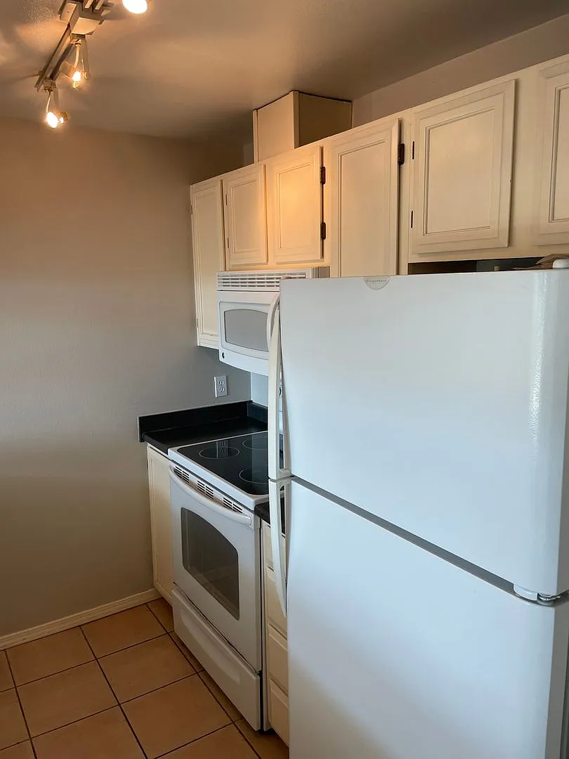 Sound-view 1 bed 1 bath condo in the Alaska Junction/West Seattle — Photo 4