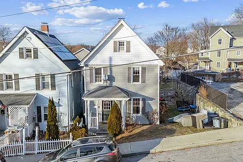983 Warren Ave Photo 1
