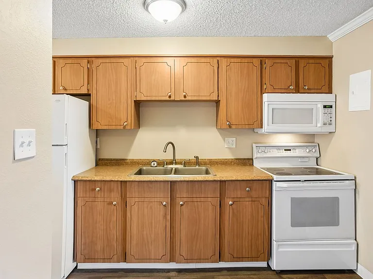 Knollwood and Tanglewood Apartments — Photo 19