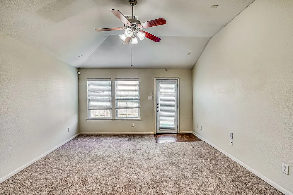 3 bed, 2.0 bath, 1558 sqft, $2,040 — Photo 3