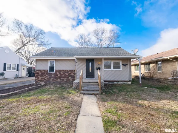 1419 Earl St, Pekin, IL 61554