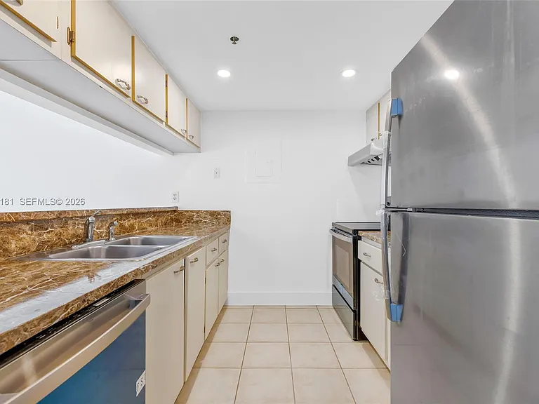7601 E Treasure Dr #506 — Photo 7