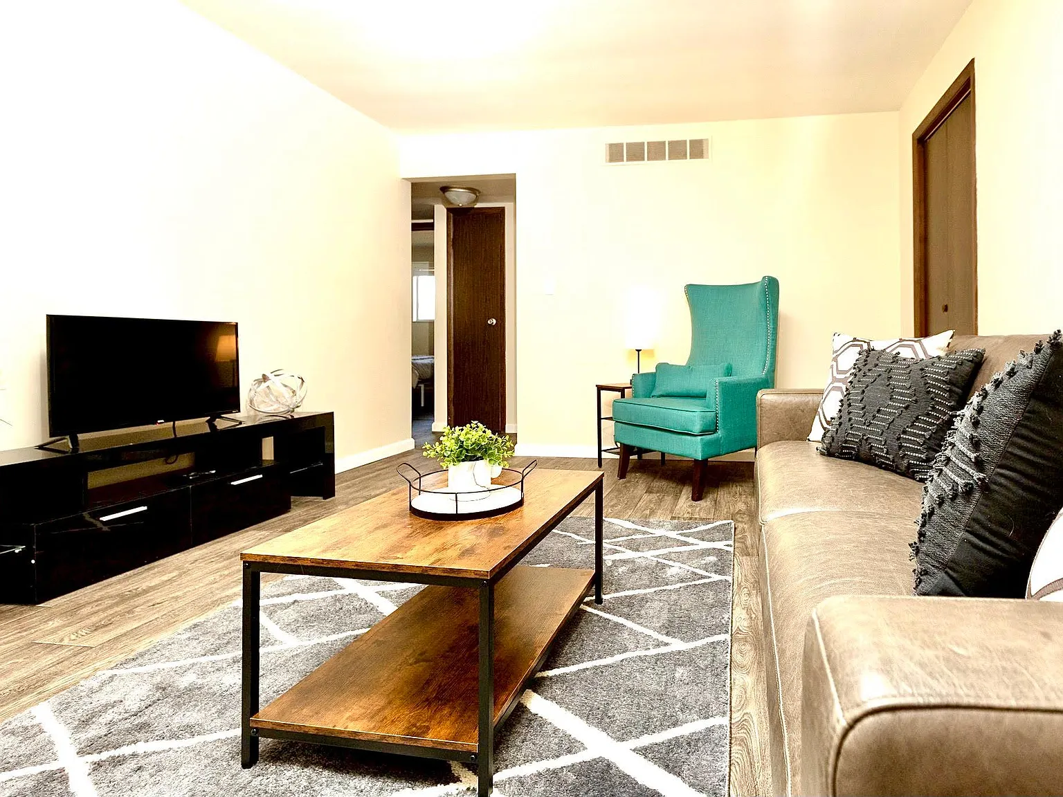 2 bed, 750 sqft, $1,199 — Photo 2