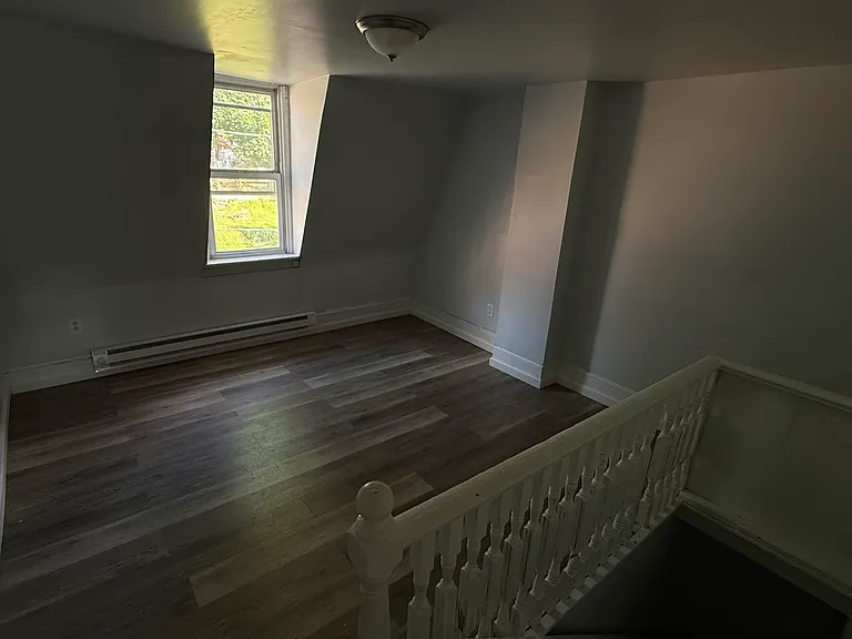 522 Howard Ave — Photo 3