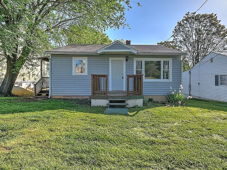 304 N Hardin St — Photo 2