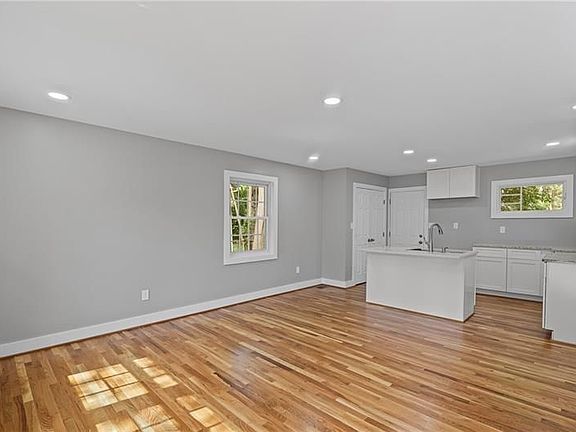 4th image of 2889 Macon Dr SW