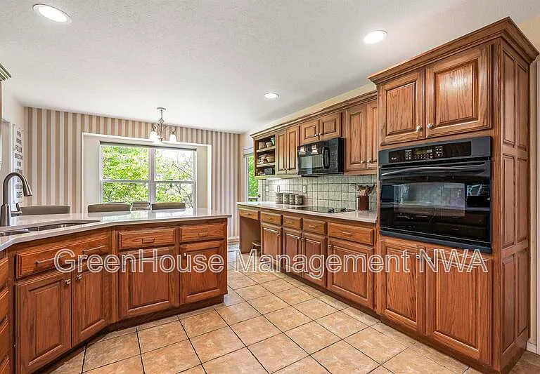 28 Latshaw Dr — Photo 16