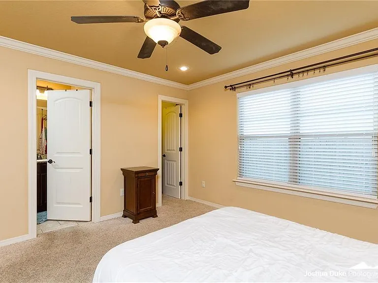 2657 N Valencia Ave — Photo 13
