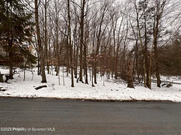 67 Aquarius Dr, Lake Ariel, PA 18436