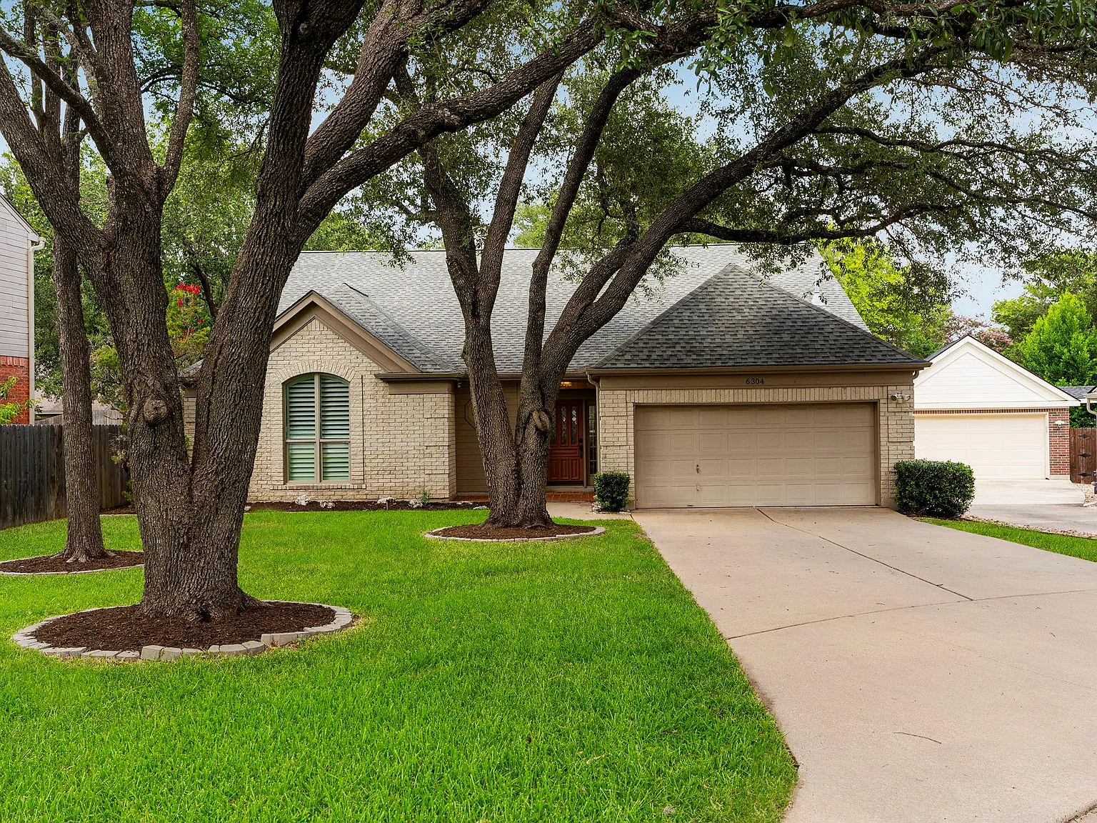 3 bed, 2.0 bath, 2024 sqft, $2,950 — Photo 1
