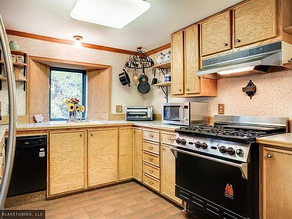 3rd image of 789 Delphinium Ln