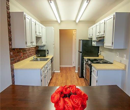 4th image of 913 Sierra Vista Ln