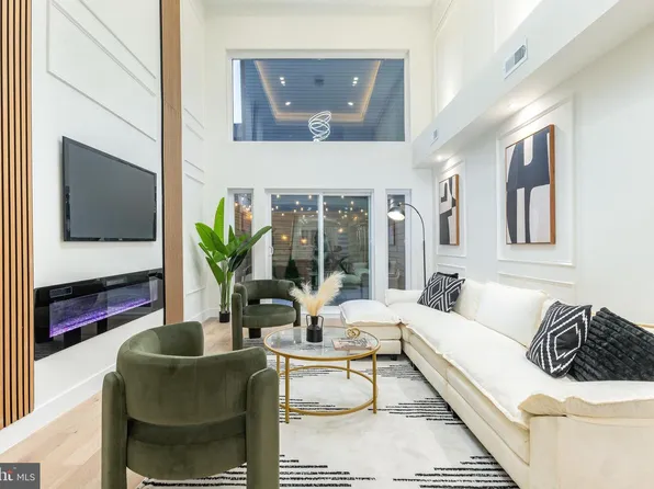 2510 Sepviva St, Philadelphia, PA 19125