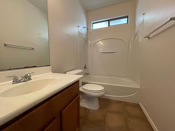 4th image of 1017 E Saddleback Pl