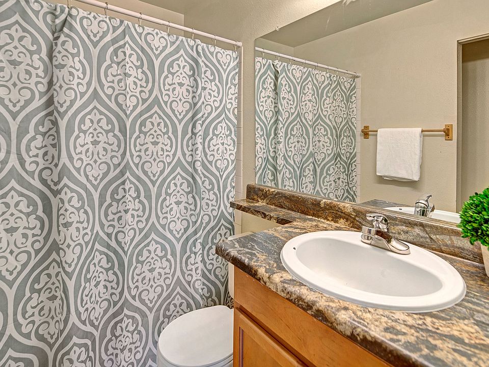 Conifer Grove Apartments - Bathroom