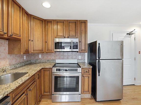 4th image of 90 Court House Pl APT 2R