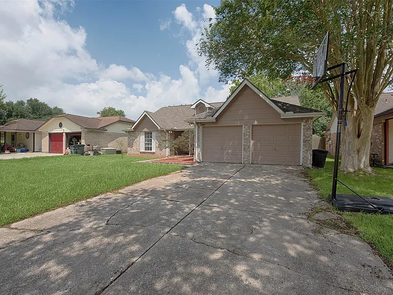 2914 Tarpon Dr — Photo 3