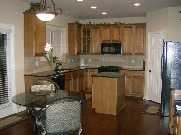 Beautiful Kitchen w/Island and Granite Tops