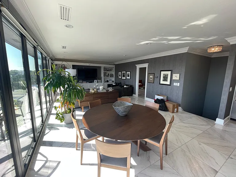 Plaza House — Photo 112