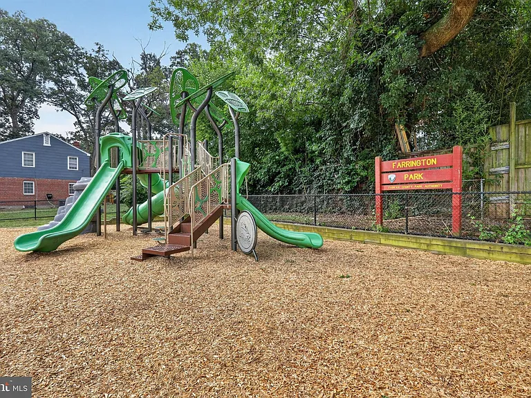 2218 Farrington Ave — Photo 21