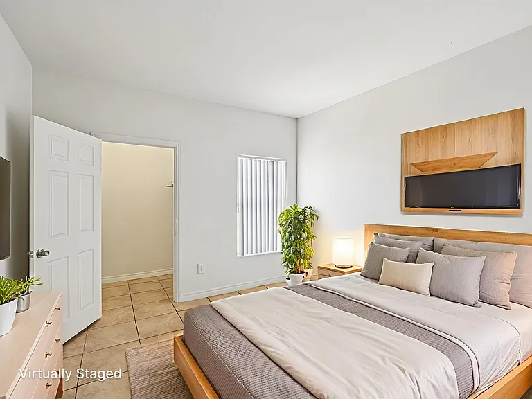 Sunrise Park Condominiums — Photo 32
