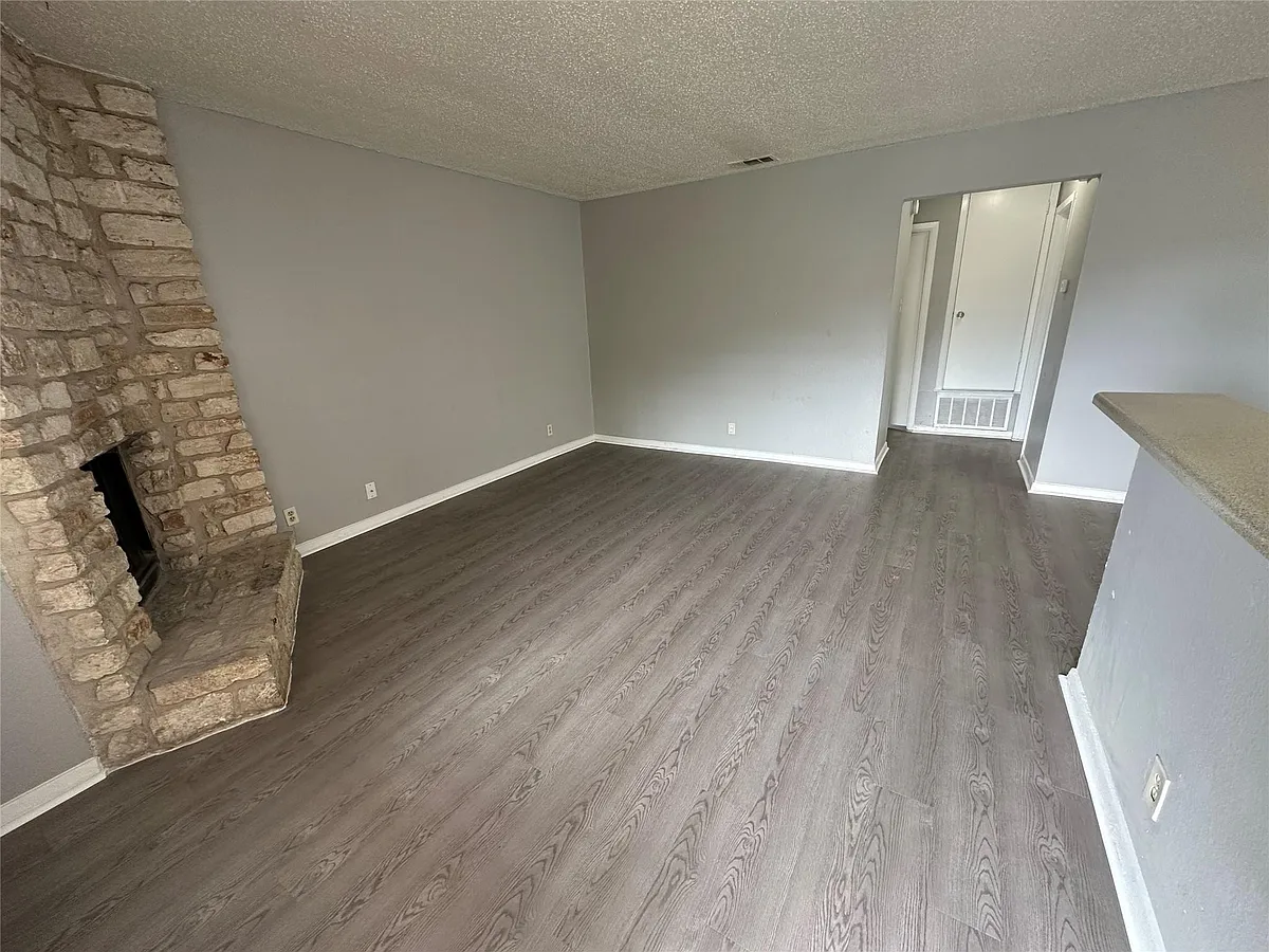 Building Photo - 9808 Roxanna Dr #D