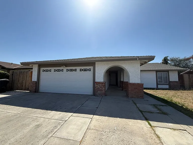 419 Sierra St — Photo 1