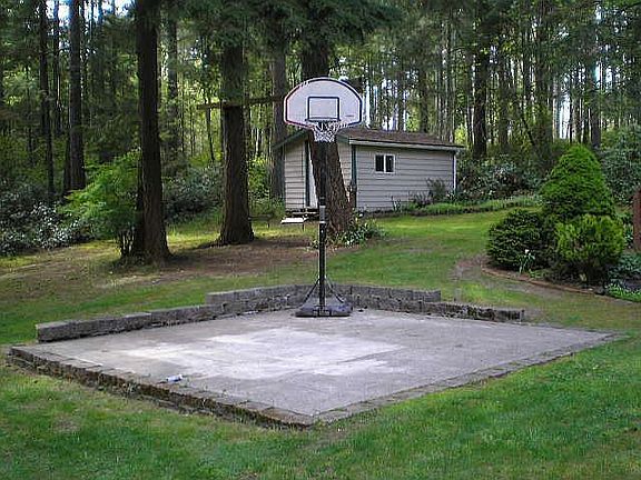 3rd image of 70 SE Dickinson Ct