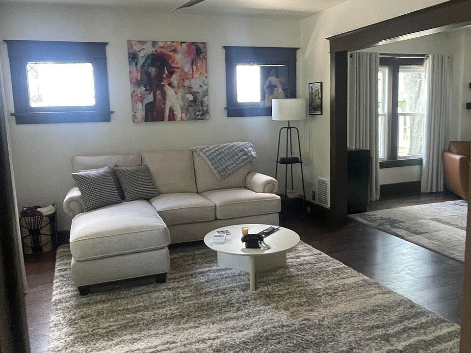 Living Room / Front Entry