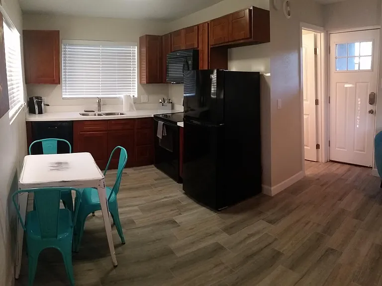 170 E Broadway Ln #B — Photo 3