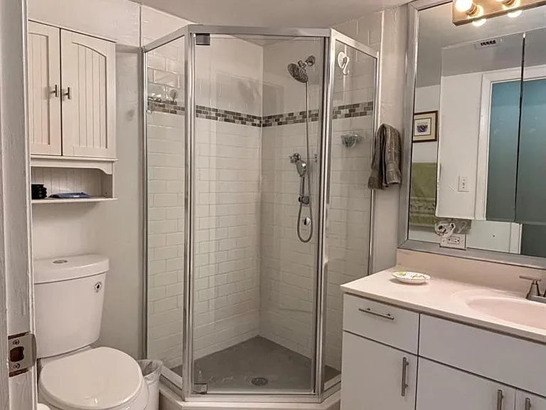 800 NE 195th St #605 — Photo 32