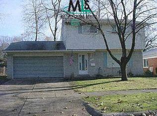 23472 Larkshire St, Farmington, MI 48336