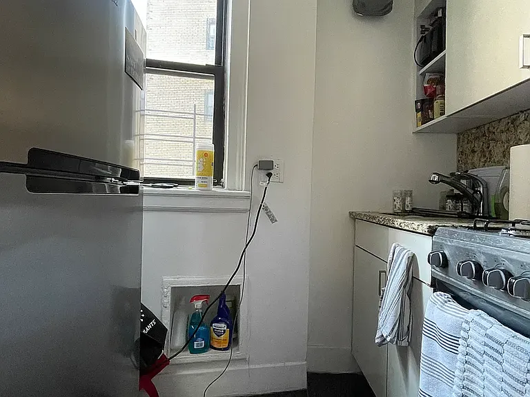 455 W 34th St #8EE — Photo 6