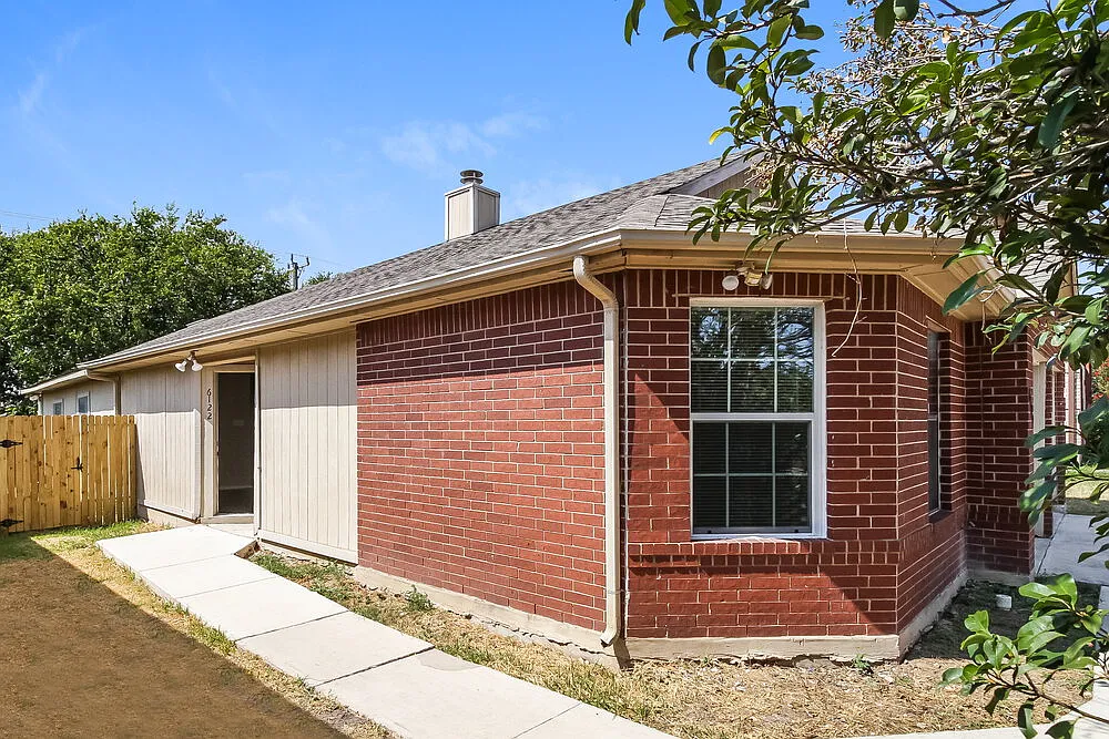 3 bed, 2.0 bath, 1523 sqft, $1,590 — Photo 3