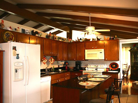 4th image of 900 Hummingbird Dr