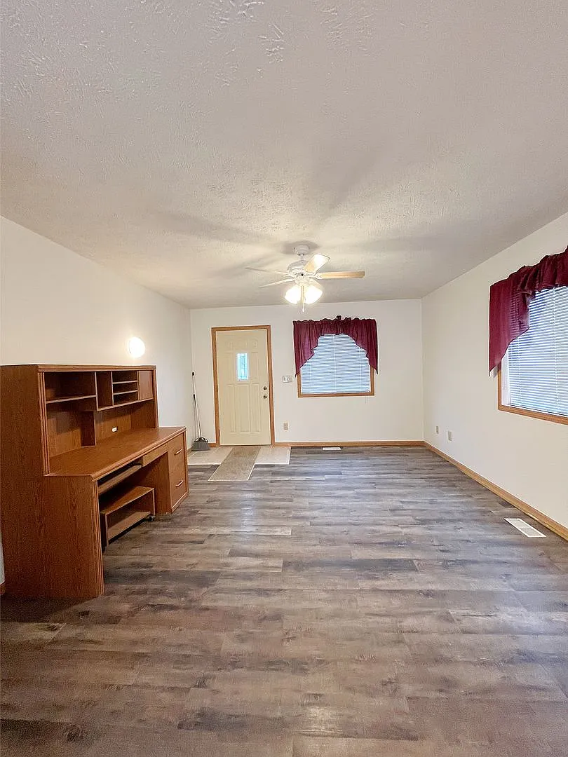 Well-Maintained 2 Bedroom! — Photo 2