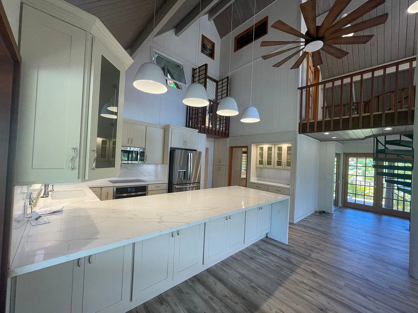 Across the street from the beach on Halama with ocean-view lanai — Photo 4