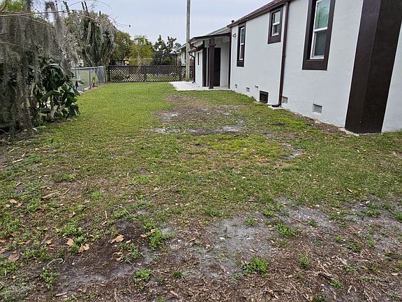 4th image of 815 Brack St