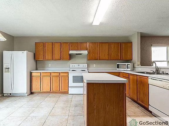 4th image of 1542 Thornhill Ln