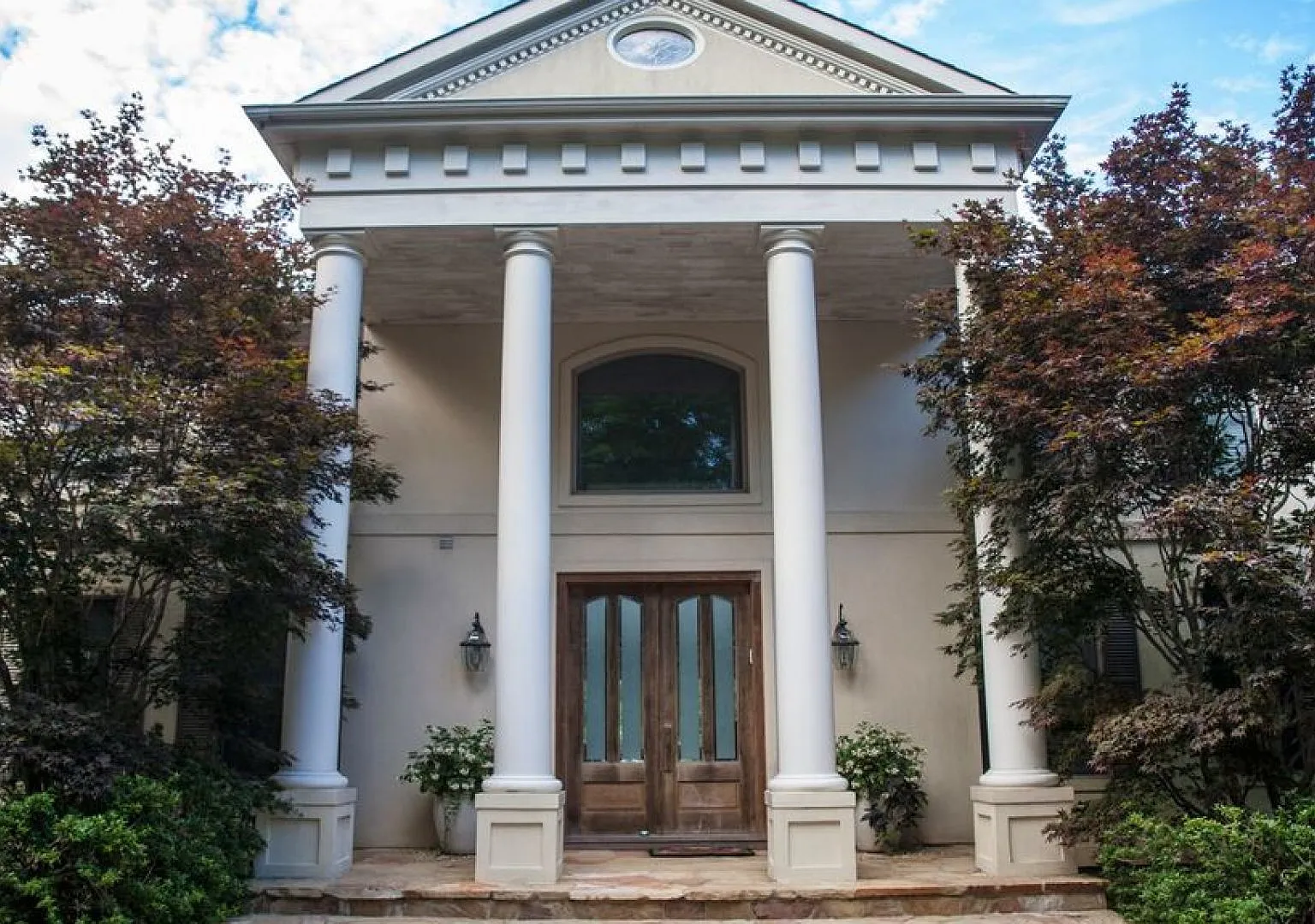 Beautiful Landscaping, Free-Form Pool and Hot Tub, Warm Interior — Photo 4