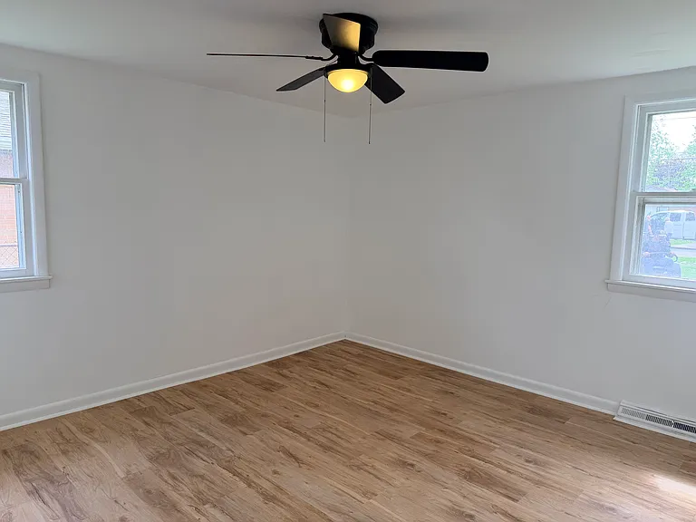 277 N La Salle Ave — Photo 10